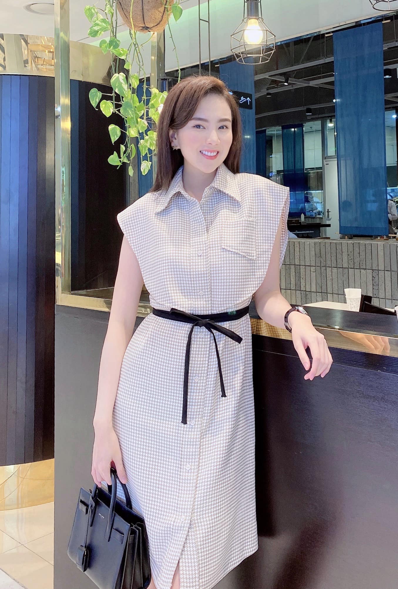 Nhìn MC Mai Ngọc là ra được khối ý tưởng diện lại đồ cũ mà vẫn ghi điểm mặc đẹp trong ngày giao mùa - Ảnh 8. Nhìn MC Mai Ngọc là ra được khối ý tưởng diện lại đồ cũ mà vẫn ghi điểm mặc đẹp trong ngày giao mùa - Ảnh 8.