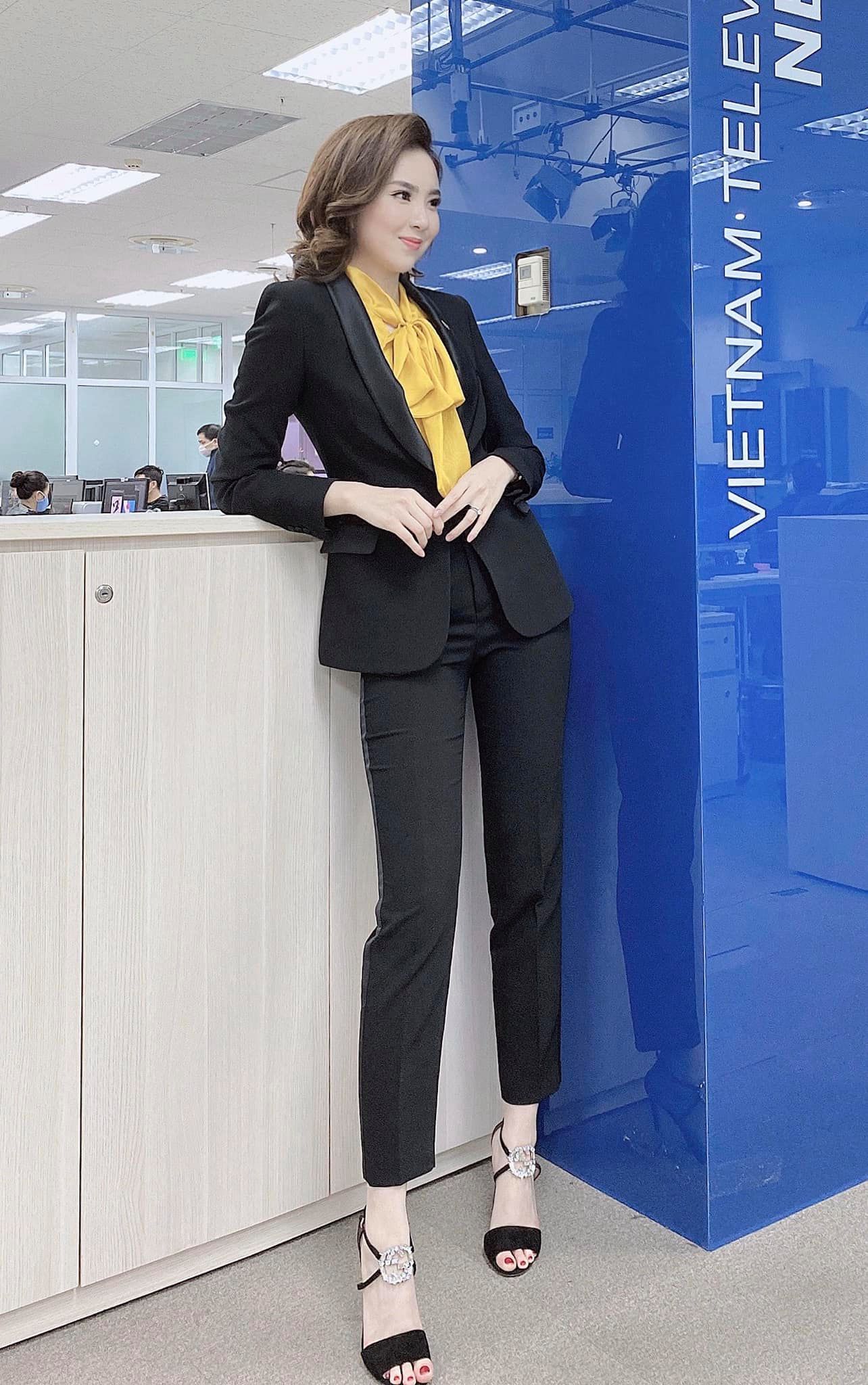 Nhìn MC Mai Ngọc là ra được khối ý tưởng diện lại đồ cũ mà vẫn ghi điểm mặc đẹp trong ngày giao mùa - Ảnh 3. Nhìn MC Mai Ngọc là ra được khối ý tưởng diện lại đồ cũ mà vẫn ghi điểm mặc đẹp trong ngày giao mùa - Ảnh 3.