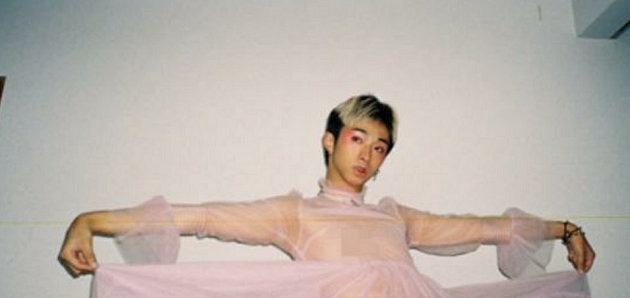 Con trai Ảnh hậu Kim Mã Y Năng Tịnh gây xôn xao với hình ảnh diện váy hồng bồng bềnh và trang điểm đầy nữ tính - Ảnh 3.