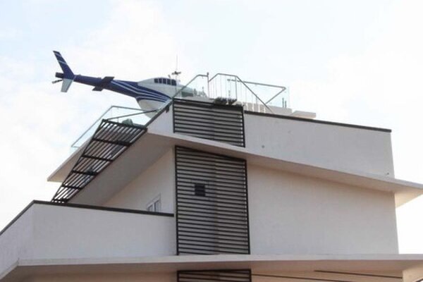 Trùm cá độ bóng đá 1000 tỷ trưng máy bay trực thăng mô hình trên nóc nhà ở Hải Dương - Ảnh 2.