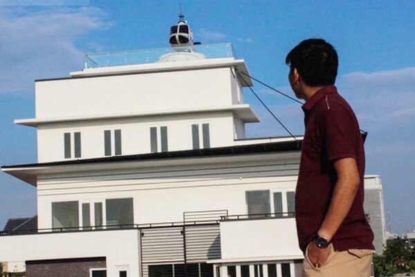 Trùm cá độ bóng đá 1000 tỷ trưng máy bay trực thăng mô hình trên nóc nhà ở Hải Dương - Ảnh 1.