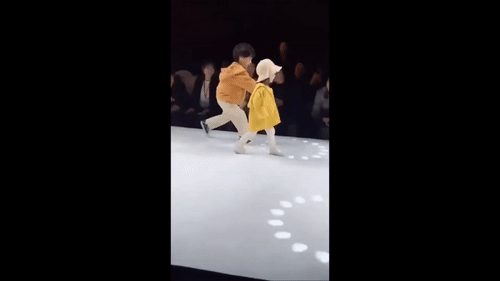 Thấy bạn diễn lơ ngơ trên sàn catwalk, cậu bé soái ca làm hành động quá đỗi ga lăng khiến dân tình muốn "tan chảy"