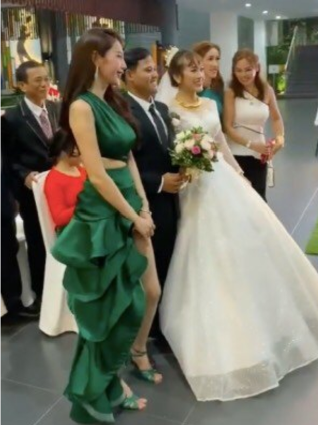 Thủy Tiên chơi trội lấn át cô dâu khi diện đầm đuôi cá xanh lá, nhưng khi biết sự thật ai cũng tấm tắc khen - Ảnh 1. Thủy Tiên chơi trội lấn át cô dâu khi diện đầm đuôi cá xanh lá, nhưng khi biết sự thật ai cũng tấm tắc khen - Ảnh 1.