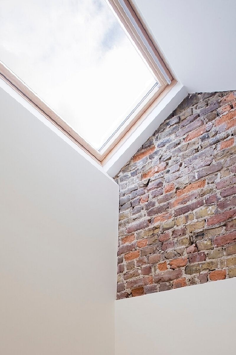 staggered-skylights-are-a-big-part-of-teh-slim-house-and-bring-light-into-all-the-rooms-across-different-levels-85534-16013550392601781350094.jpg