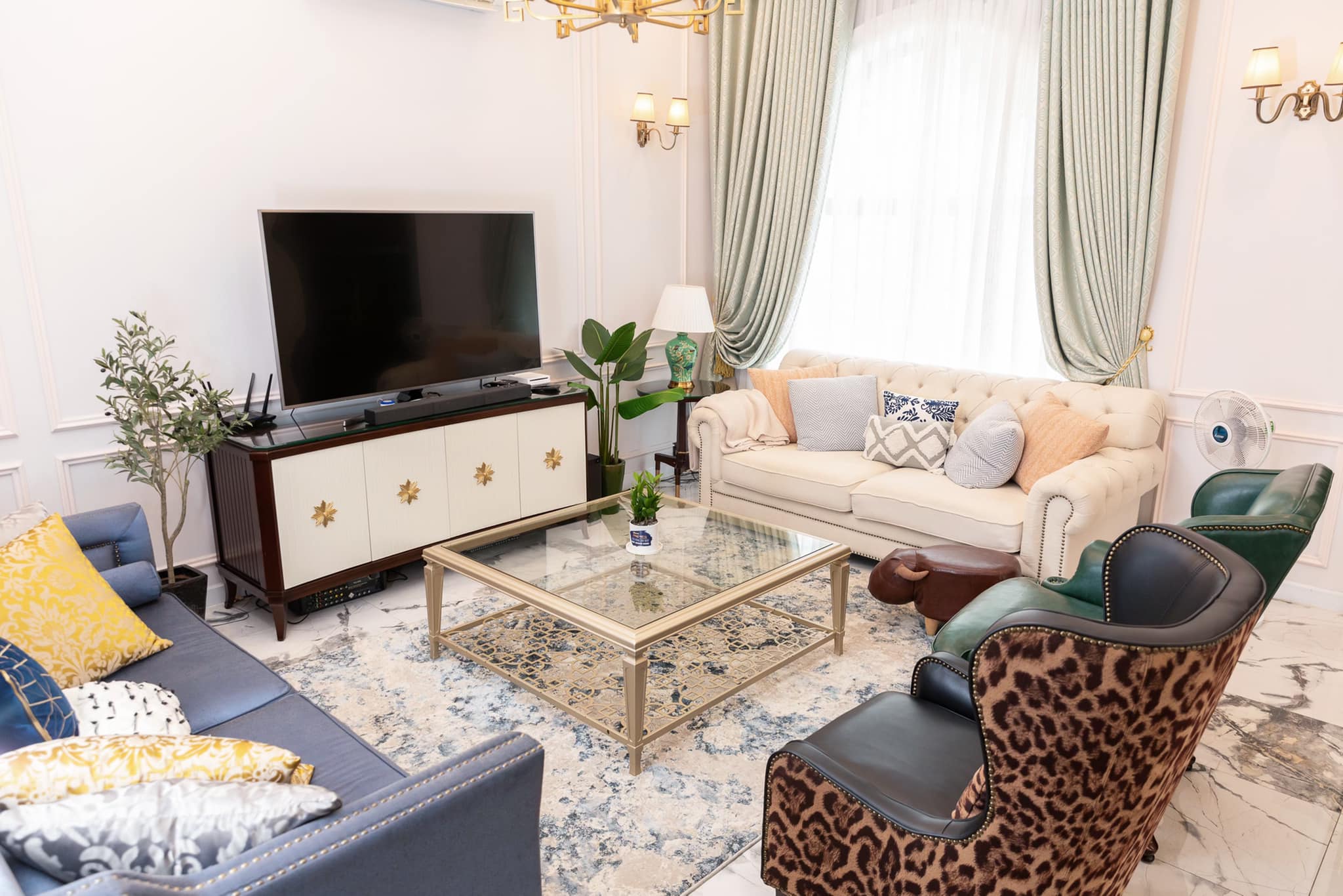 Cận cảnh căn biệt thự 2 mặt tiền hoành tráng của vợ chồng Đăng Khôi - Ảnh 3. Cận cảnh căn biệt thự 2 mặt tiền hoành tráng của vợ chồng Đăng Khôi - Ảnh 3.