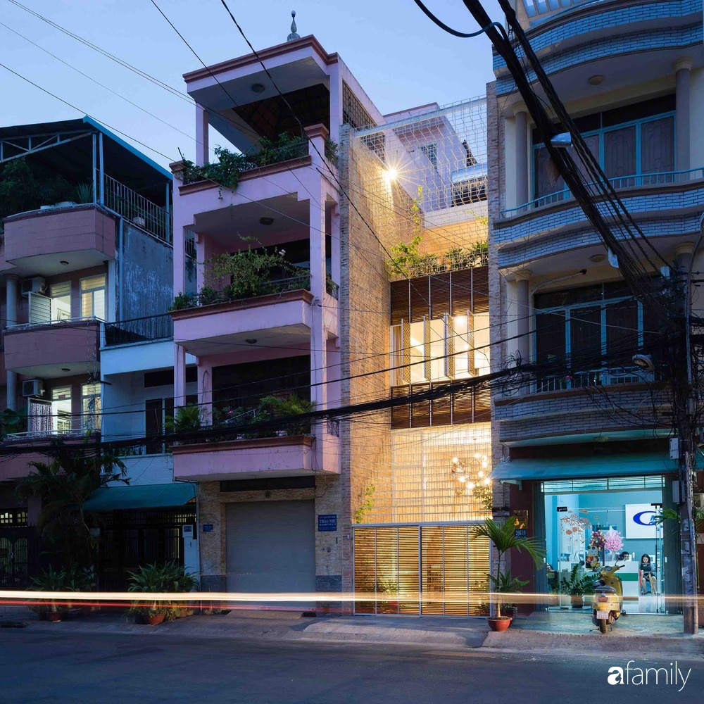 Ngôi nhà &quot;lọt thỏm&quot; giữa dãy phố vẫn &quot;tỏa sáng&quot; bởi kiến trúc độc lạ ở Sài Gòn - Ảnh 1.