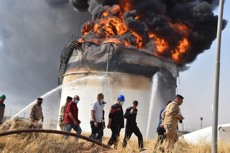Bồn chứa 5 triệu lít dầu tại Iraq bị bốc cháy dữ dội - Ảnh 1.
