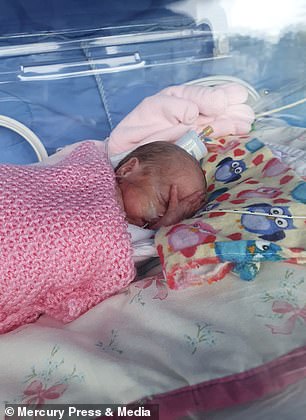 Chưa nguôi ngoai khi mất con đầu lòng, 2 năm sau mẹ lại chết lặng khi chứng kiến hình hài đứa con mới chào đời