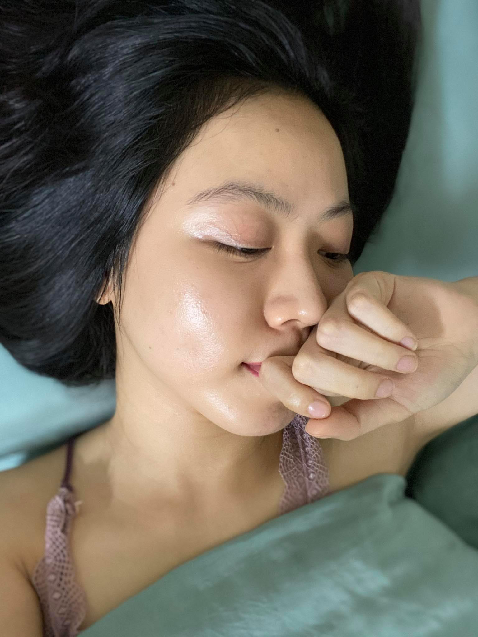 Từ da siêu nhạy cảm, nổi mụn tùm lum, cô bạn đã tìm ra bí kíp vàng trị mụn hết sạch, lỗ chân lông nhỏ xíu - Ảnh 5. Từ da siêu nhạy cảm, nổi mụn tùm lum, cô bạn đã tìm ra bí kíp vàng trị mụn hết sạch, lỗ chân lông nhỏ xíu - Ảnh 5.