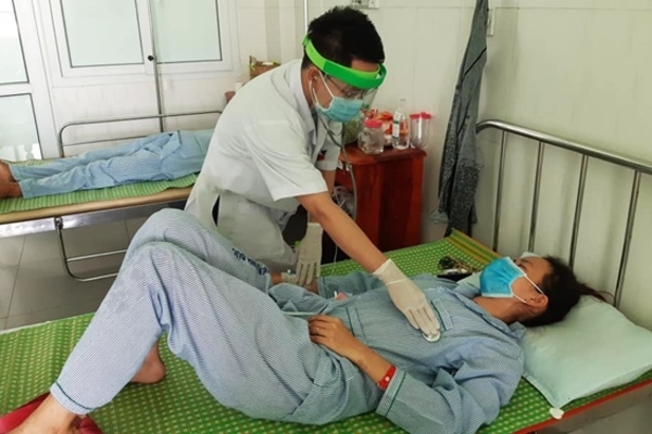 Quảng Nam: Sư cô nhập viện vì pate Minh Chay, 3 bệnh nhân cũ phục hồi rất chậm - Ảnh 1.