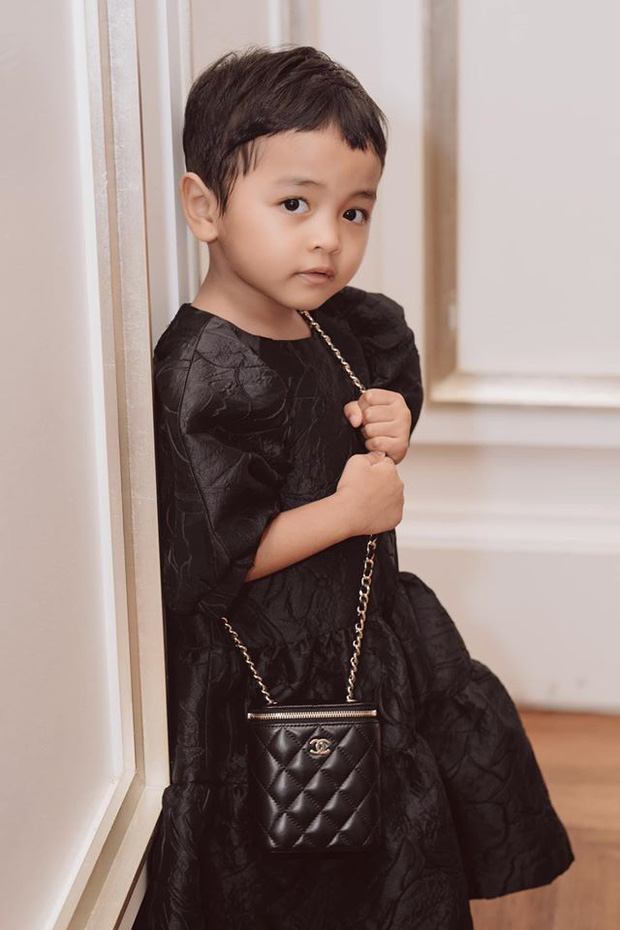 Con gái nuôi tròn 4 tuổi, Đỗ Mạnh Cường tặng liền 3 món quà hàng hiệu Chanel - Dolce & Gabbana, tổ chức hẳn tiệc sinh nhật ngoài biển - Ảnh 4.