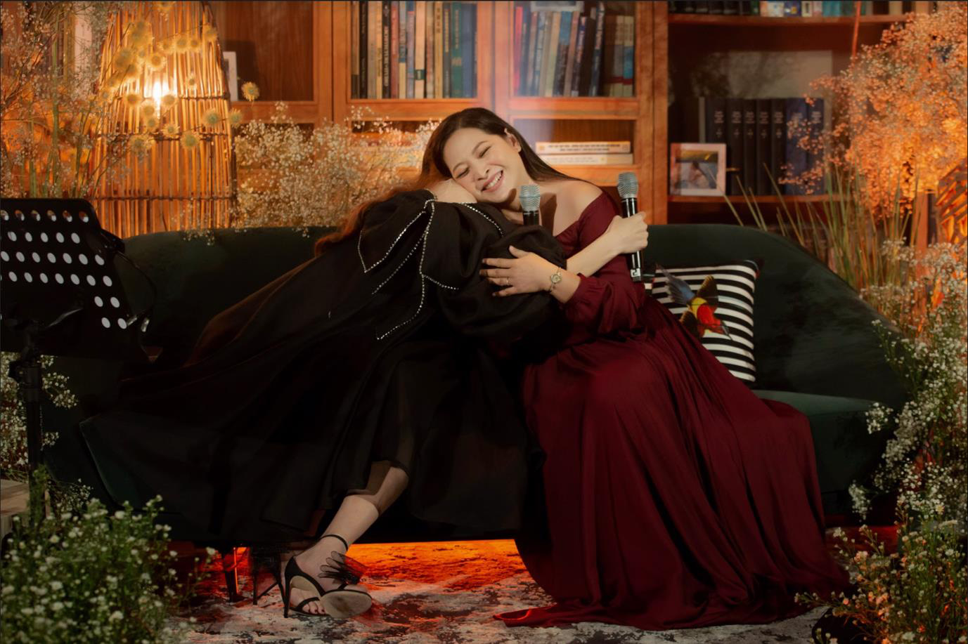 Hồ Ngọc Hà hát hit Hiền Hồ, Erick gây sốt tại private show - Ảnh 3. Hồ Ngọc Hà hát hit Hiền Hồ, Erick gây sốt tại private show - Ảnh 3.