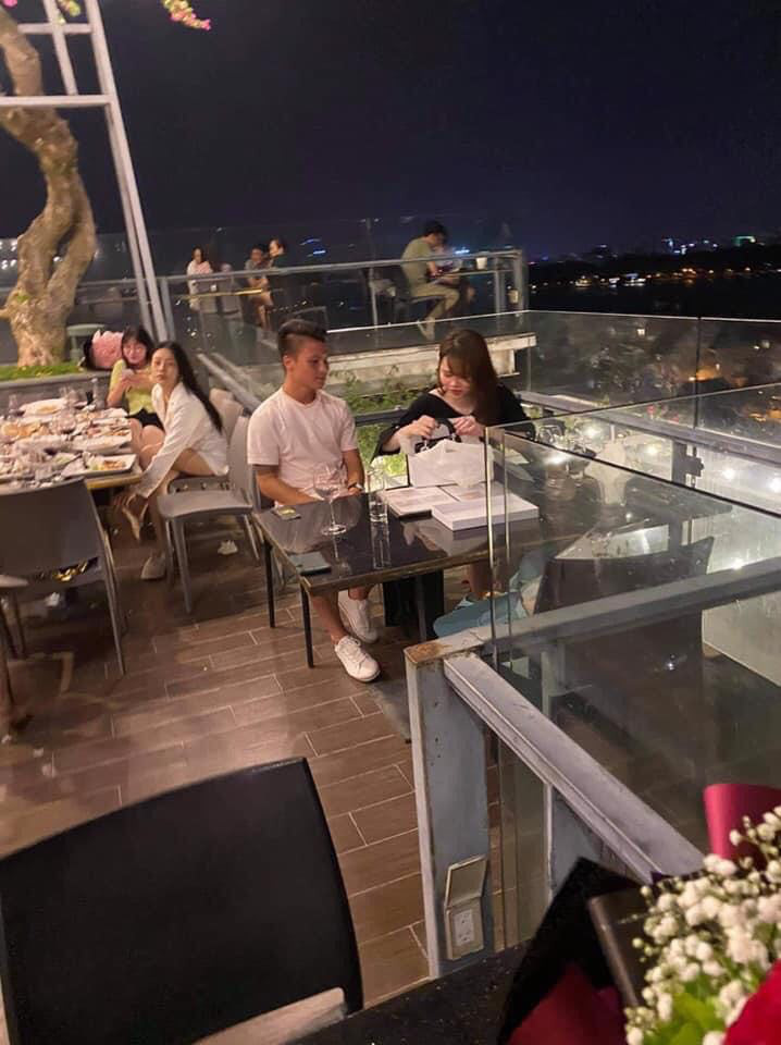 Chỉ qua góc ảnh lấp ló, hội "cú vọ" đã soi ra quà sinh nhật Quang Hải tặng "vợ yêu" Huỳnh Anh là túi Dior gần trăm triệu - Ảnh 2. Chỉ qua góc ảnh lấp ló, hội "cú vọ" đã soi ra quà sinh nhật Quang Hải tặng "vợ yêu" Huỳnh Anh là túi Dior gần trăm triệu - Ảnh 2.