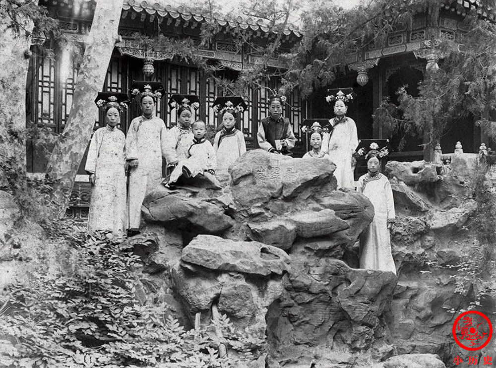 Long Dụ Thái hậu (áo đen) và Phổ Nghi lúc bé tại Hoa viên Kiến Phúc Cung. 