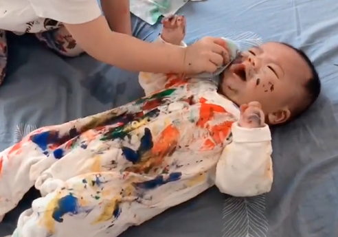 Vừa ra ngoài vào phòng đã thấy con trai biến thành tranh sơn dầu lúc nào không hay - Ảnh 2. Vừa ra ngoài vào phòng đã thấy con trai biến thành tranh sơn dầu lúc nào không hay - Ảnh 2.