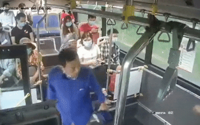 Phẫn nộ người đàn ông nhổ nước bọt liên tiếp vào nhân viên xe buýt khi bị nhắc nhở đeo khẩu trang - Ảnh 2.