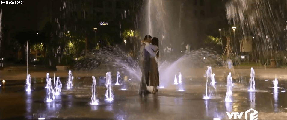 Top 5 cảnh hôn đẹp nhất màn ảnh nhỏ Việt Nam 2020: Từ lãng mạn bên đài phun nước đến táo bạo trong... chuồng ngựa - Ảnh 1.