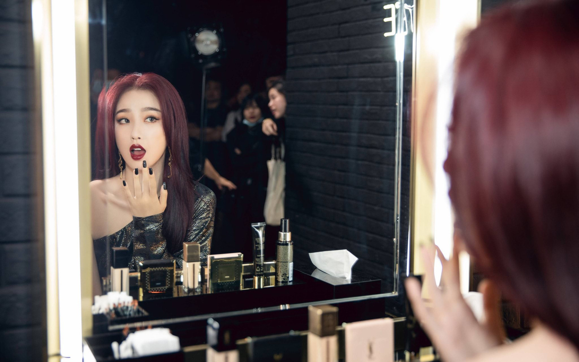 Th&aacute;nh lố Ngu Thư H&acirc;n makeup như ma c&agrave; rồng, diện v&aacute;y b&ugrave;ng nh&ugrave;ng: Kẻ ch&ecirc; b&ocirc;i, người vẫn khen tới tấp - Ảnh 1.