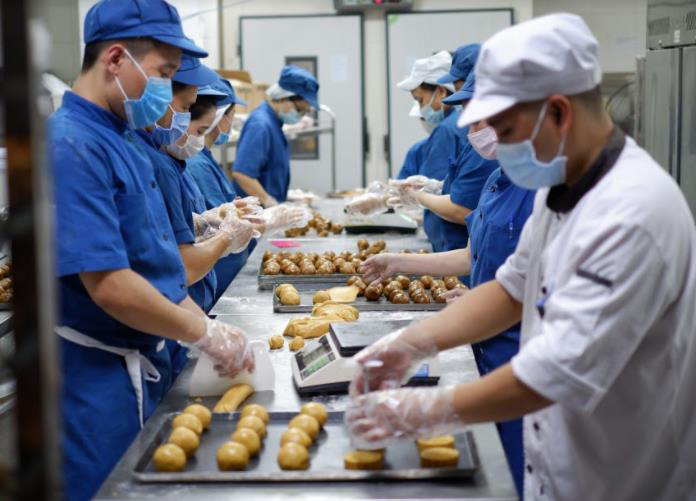 Hành trình ra lò khắt khe của hơn 1 triệu chiếc bánh trung thu VinMart - Ảnh 1. Hành trình ra lò khắt khe của hơn 1 triệu chiếc bánh trung thu VinMart - Ảnh 1.