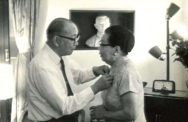 Đêm tân hôn, người chồng nghèo làm một điều gây chấn động với tờ giấy đăng ký kết hôn, nói ra lời khiến vợ tiểu thư giàu có không dám tin vào tai mình - Ảnh 6.