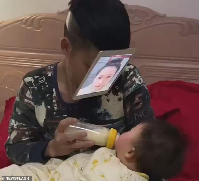 Phải dỗ con bú sữa, ông bố nghĩ ra một mẹo “thiên tài” khiến ai cũng phải ngả mũ thán phục - Ảnh 1. Phải dỗ con bú sữa, ông bố nghĩ ra một mẹo “thiên tài” khiến ai cũng phải ngả mũ thán phục - Ảnh 1.