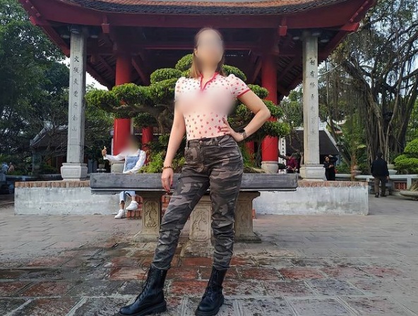 Người phụ nữ &quot;thả rông&quot; đi khắp Sài Gòn cùng chồng con lại tiếp tục mặc áo xuyên thấu khoe ngực trần tạo kiểu khó hiểu trước Đền Ngọc Sơn - Ảnh 2.