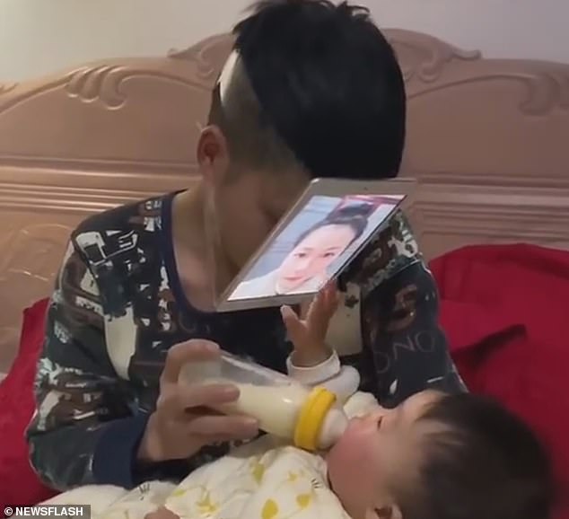 Phải dỗ con bú sữa, ông bố nghĩ ra một mẹo siêu “thiên tài” khiến ai cũng phải ngả mũ thán phục - Ảnh 2. Phải dỗ con bú sữa, ông bố nghĩ ra một mẹo siêu “thiên tài” khiến ai cũng phải ngả mũ thán phục - Ảnh 2.