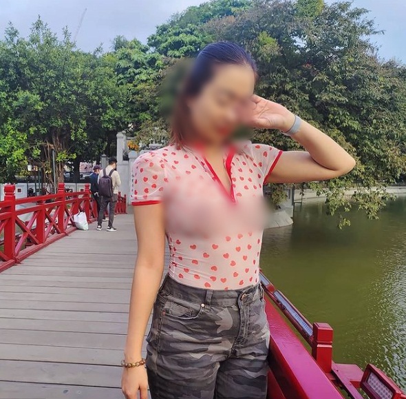 Người phụ nữ &quot;thả rông&quot; đi khắp Sài Gòn cùng chồng con lại tiếp tục mặc áo xuyên thấu khoe ngực trần tạo kiểu khó hiểu trước Đền Ngọc Sơn - Ảnh 1.