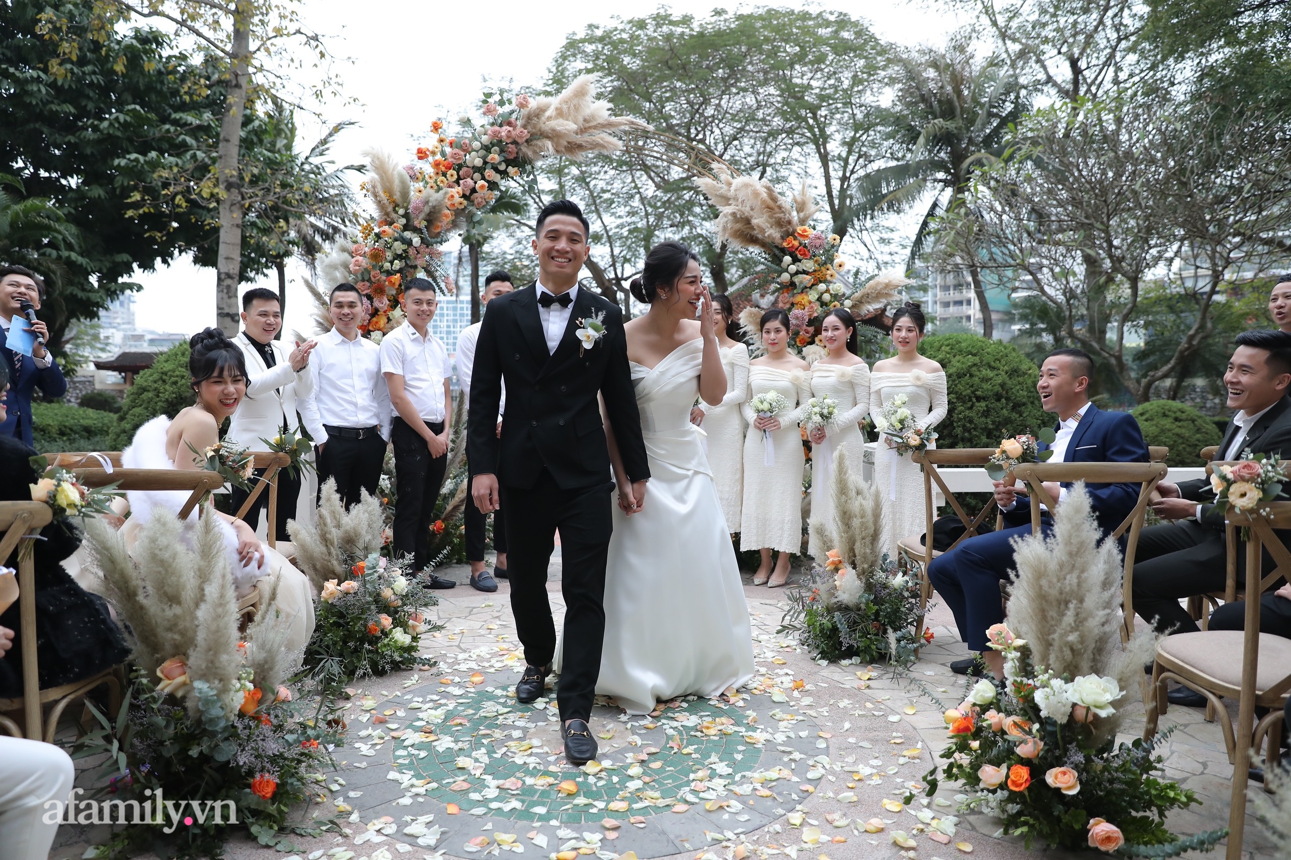 Bùi Tiến Dũng - Khánh Linh xuất hiện ở khu vực làm lễ, cô dâu cười tươi rạng rỡ dù thời tiết Hà Nội đang rất lạnh - Ảnh 6. Bùi Tiến Dũng - Khánh Linh xuất hiện ở khu vực làm lễ, cô dâu cười tươi rạng rỡ dù thời tiết Hà Nội đang rất lạnh - Ảnh 6.