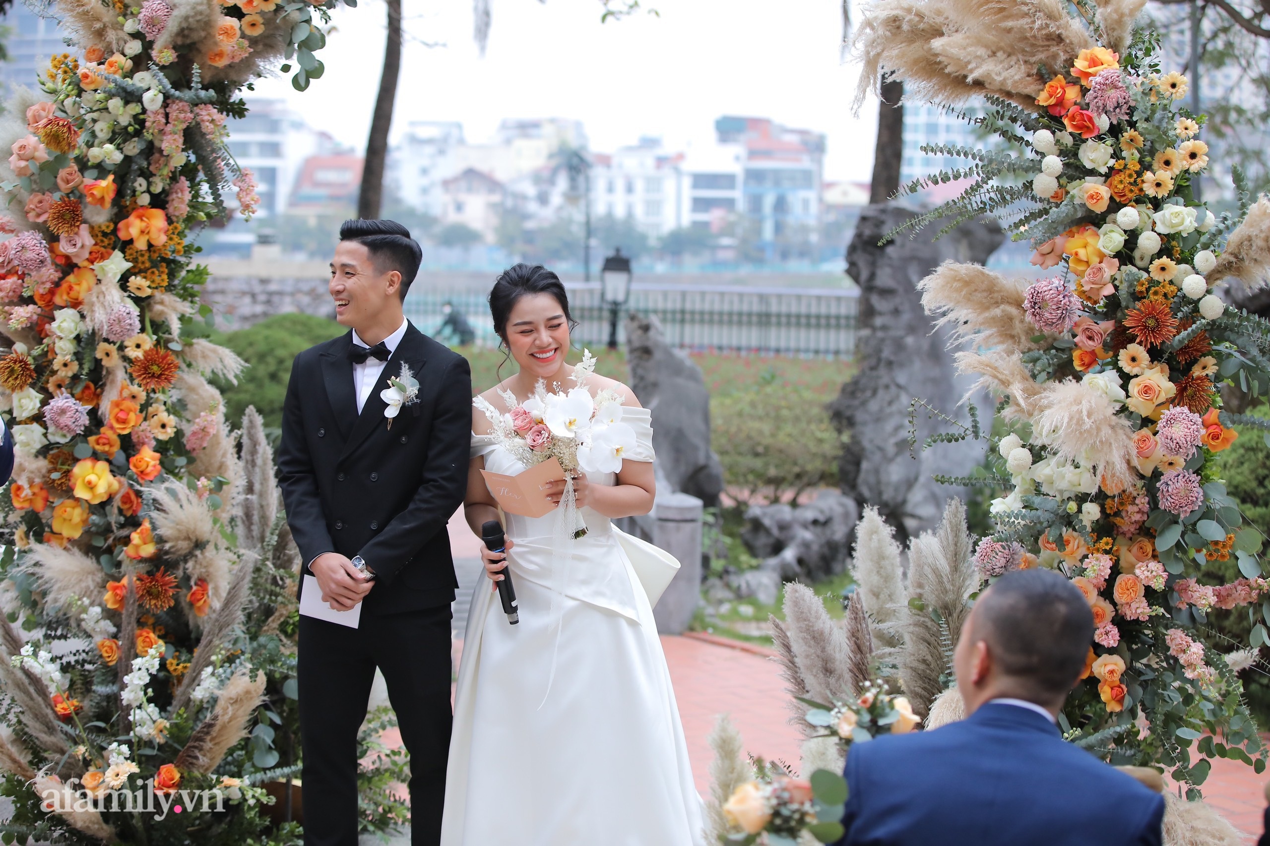 Bùi Tiến Dũng - Khánh Linh xuất hiện ở khu vực làm lễ, cô dâu cười tươi rạng rỡ dù thời tiết Hà Nội đang rất lạnh - Ảnh 2.