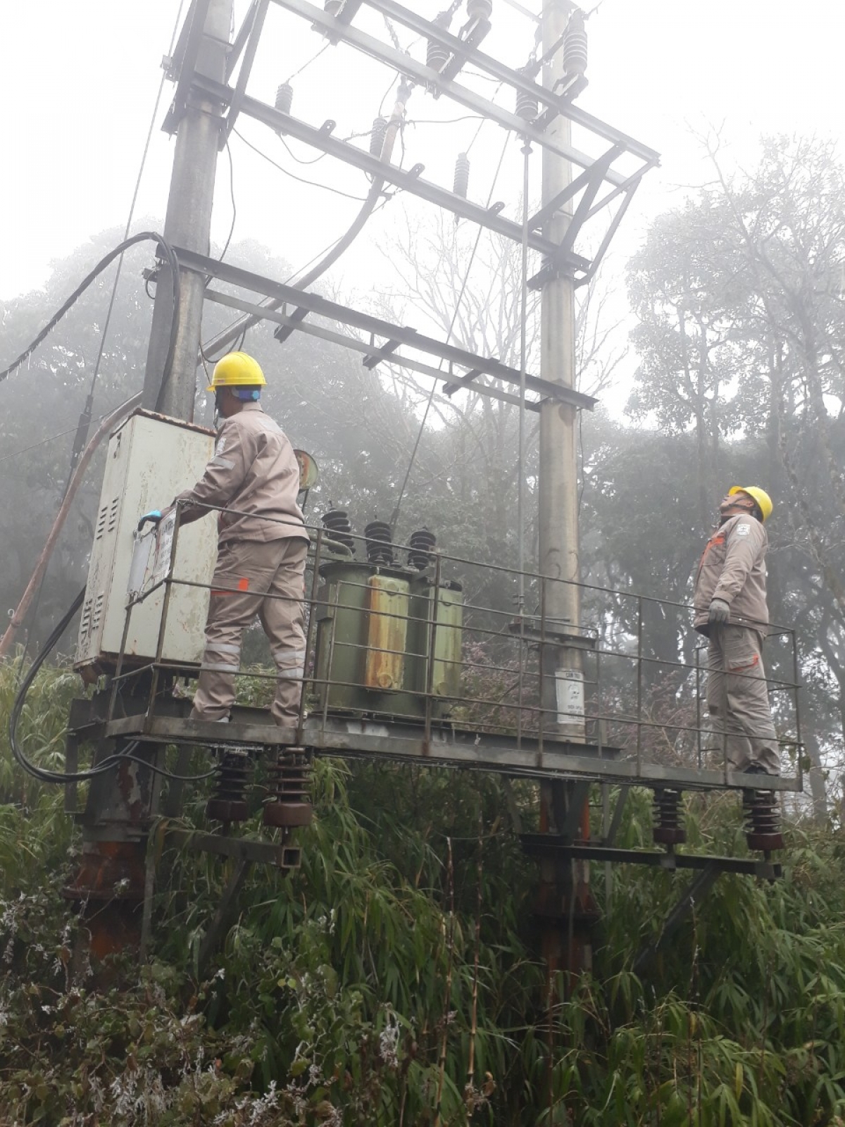 Những người “đu dây” gõ băng tuyết, đảm bảo lưới điện hoạt động trong giá lạnh - Ảnh 17.