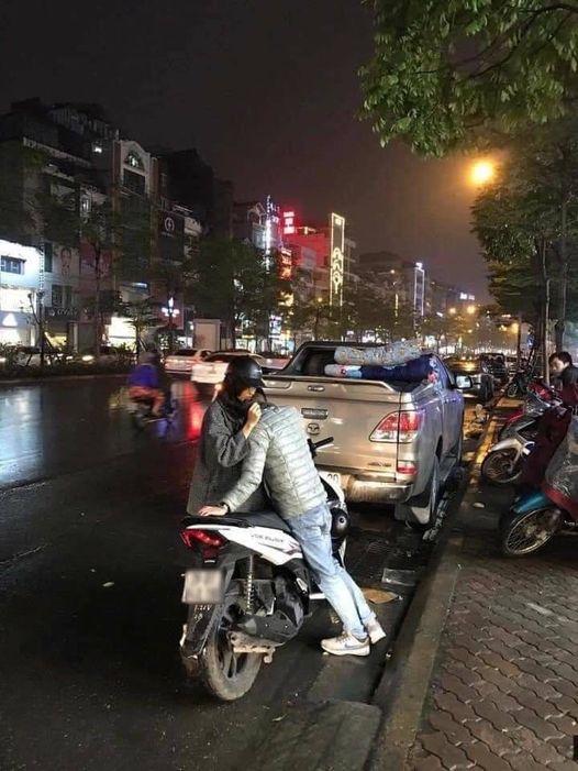 Bức ảnh &quot;ấm lòng&quot; khiến hàng triệu đàn ông Việt khao khát: Vợ đội mưa rét, mang khăn và áo ấm đến tận quán nhậu đón chồng say bí tỉ - Ảnh 1.
