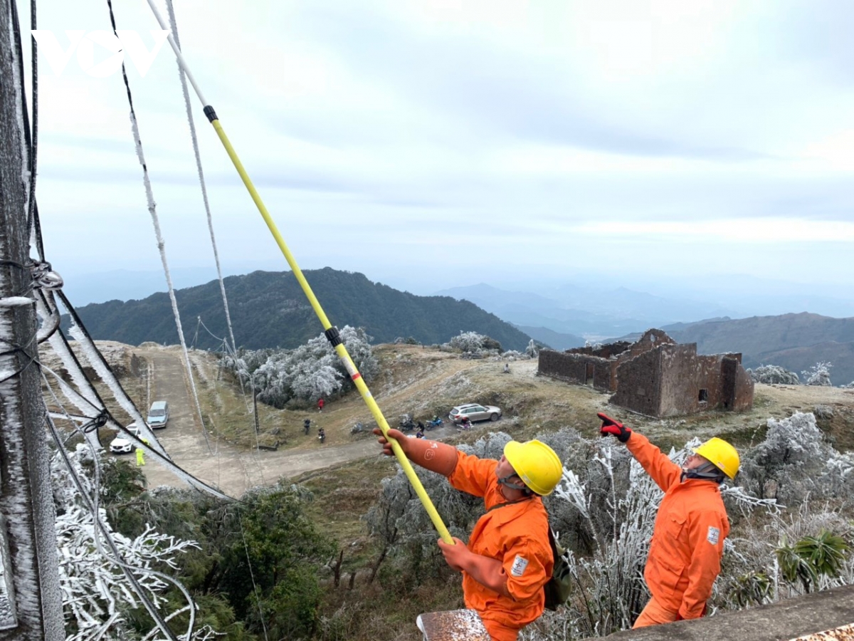 Những người “đu dây” gõ băng tuyết, đảm bảo lưới điện hoạt động trong giá lạnh - Ảnh 24.