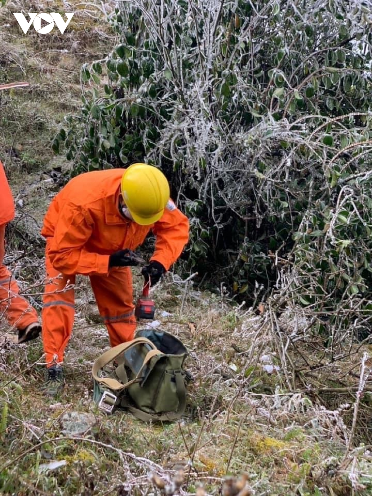 Những người “đu dây” gõ băng tuyết, đảm bảo lưới điện hoạt động trong giá lạnh - Ảnh 13.