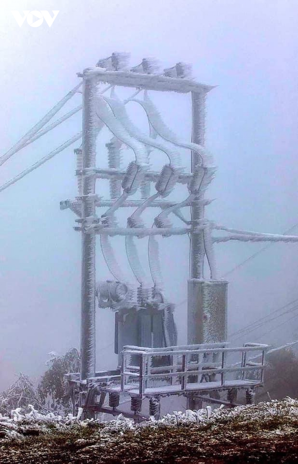 Những người “đu dây” gõ băng tuyết, đảm bảo lưới điện hoạt động trong giá lạnh - Ảnh 25.