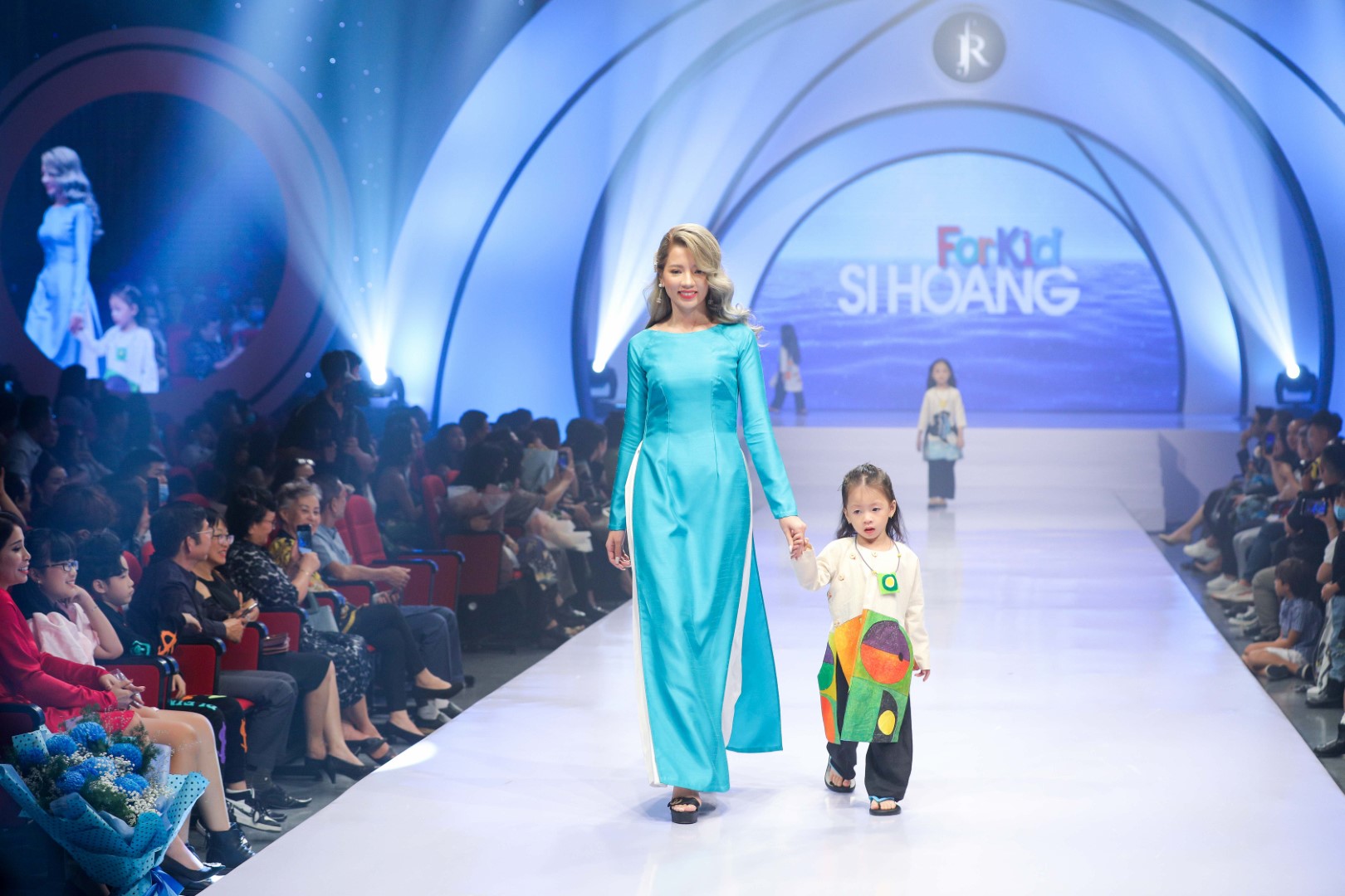 Siêu mẫu Hà Anh khoe lưng trần gợi cảm mở màn Tuần lễ thời trang Quốc tế trẻ em - Ảnh 4.