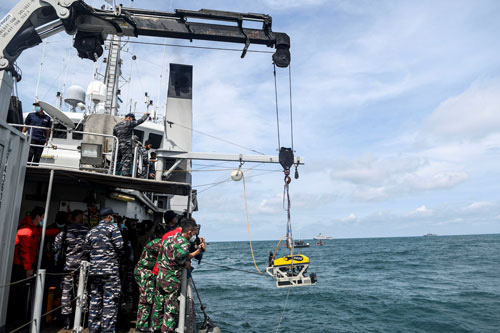 Vụ rơi máy bay ở Indonesia: Tốc độ bay chậm là dấu hiệu đáng chú ý - Ảnh 1.