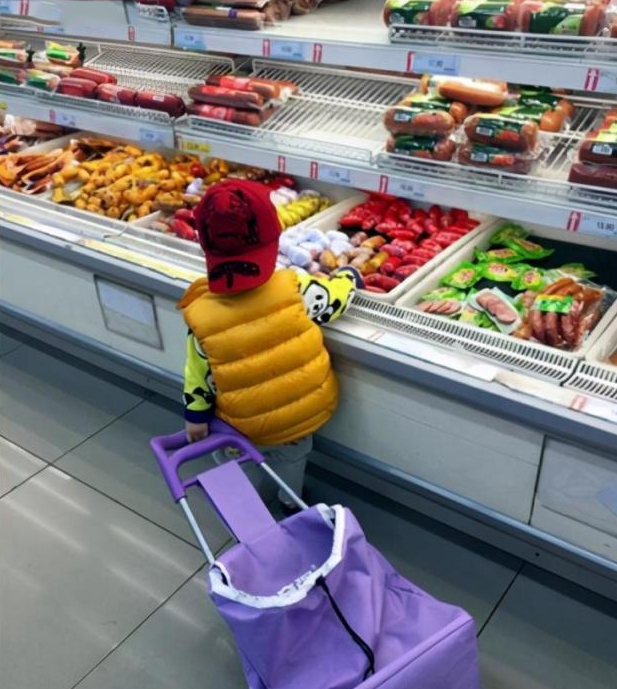 Thấy con trai 4 tuổi tự ý ăn dâu tây trong hộp của siêu thị, bà mẹ vội ngăn lại rồi "chết sững" khi nghe con nói 1 câu
