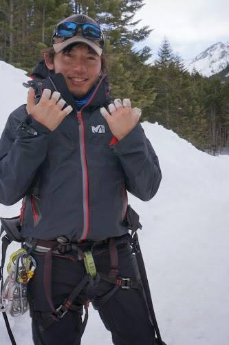 Mất 9 ngón tay sau 7 lần thất bại, gã trai vẫn quyết tâm chinh phục Everest để rồi nhận cái kết hoang tàn nơi băng giá - Ảnh 2.