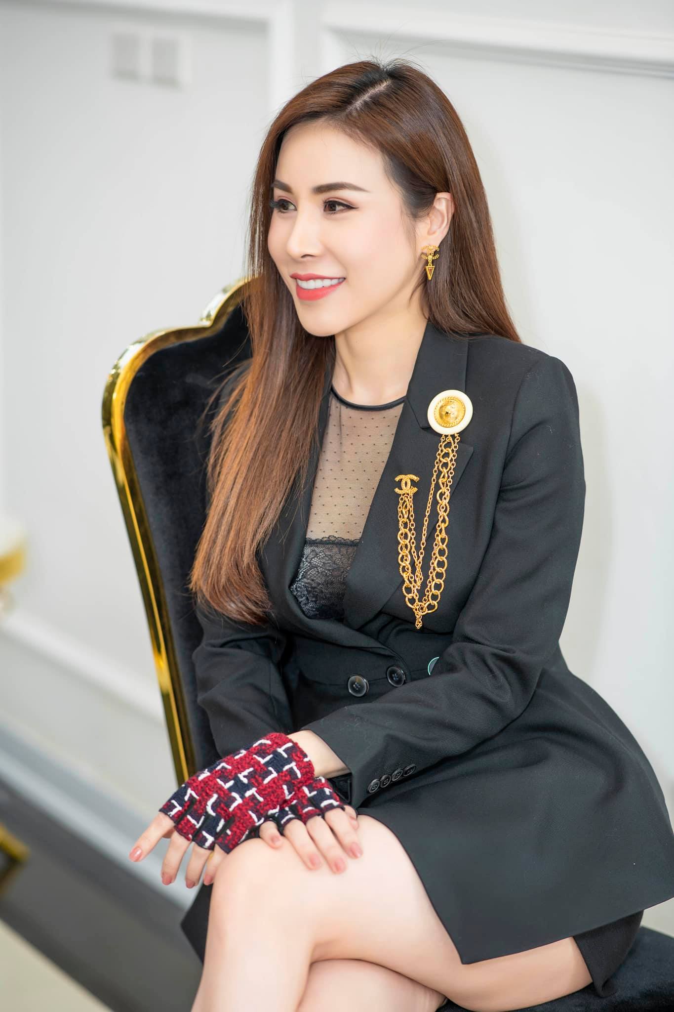 Hoa hậu Áo dài Hoàng Dung thử thách 100 ngày 100 Outfits hàng hiệu - Ảnh 2. Hoa hậu Áo dài Hoàng Dung thử thách 100 ngày 100 Outfits hàng hiệu - Ảnh 2.