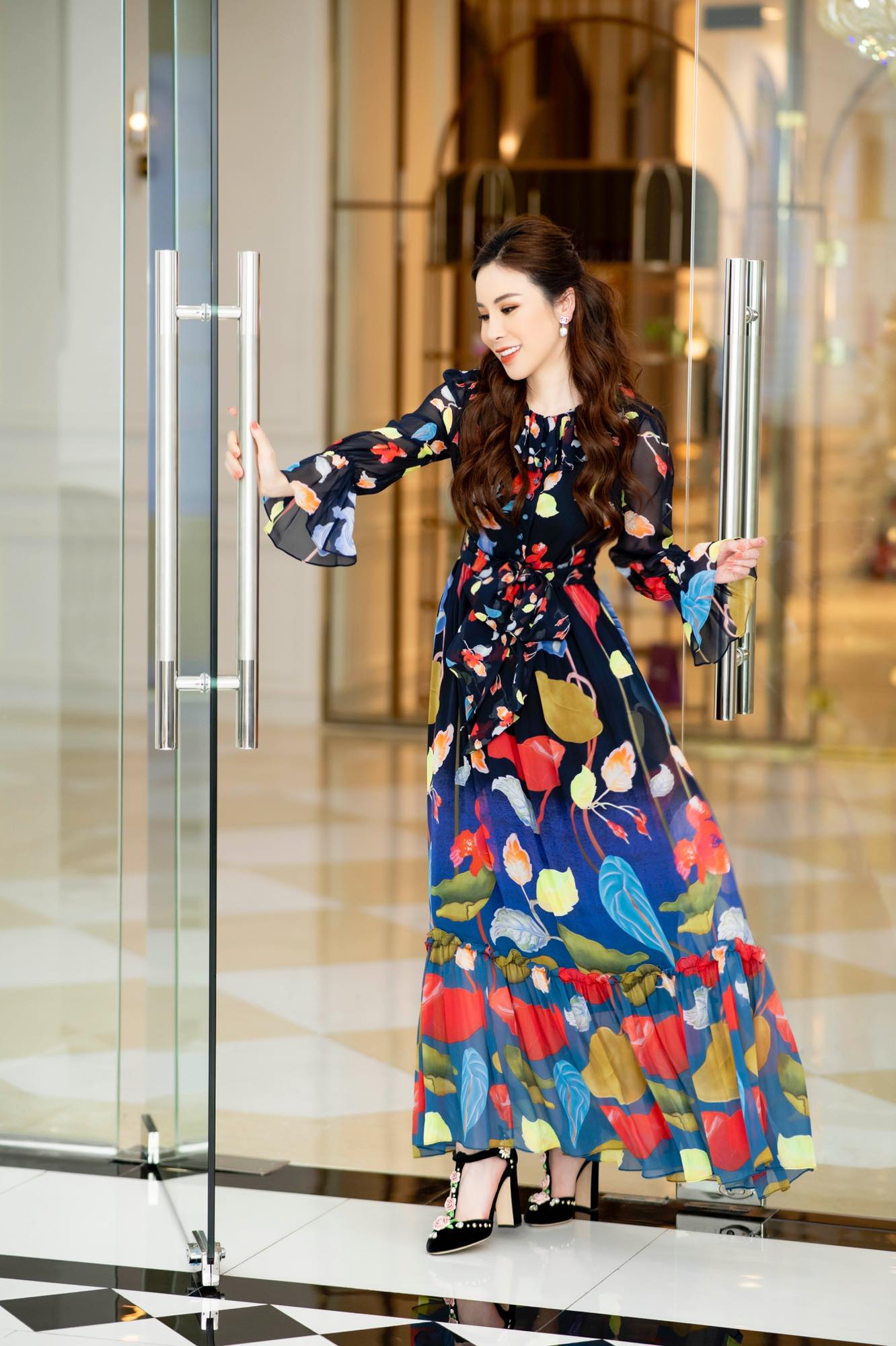 Hoa hậu Áo dài Hoàng Dung thử thách 100 ngày 100 Outfits hàng hiệu - Ảnh 9. Hoa hậu Áo dài Hoàng Dung thử thách 100 ngày 100 Outfits hàng hiệu - Ảnh 9.