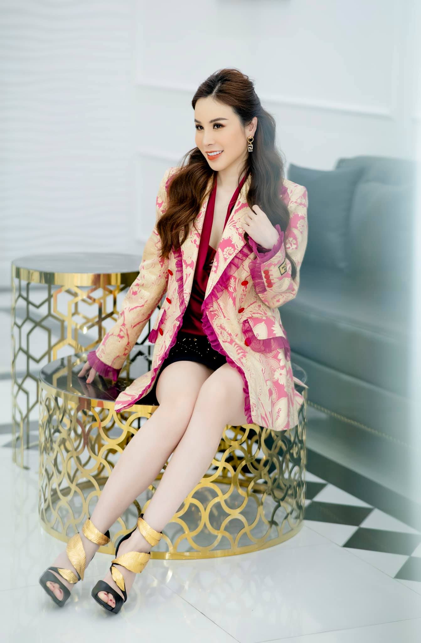 Hoa hậu Áo dài Hoàng Dung thử thách 100 ngày 100 Outfits hàng hiệu - Ảnh 11. Hoa hậu Áo dài Hoàng Dung thử thách 100 ngày 100 Outfits hàng hiệu - Ảnh 11.
