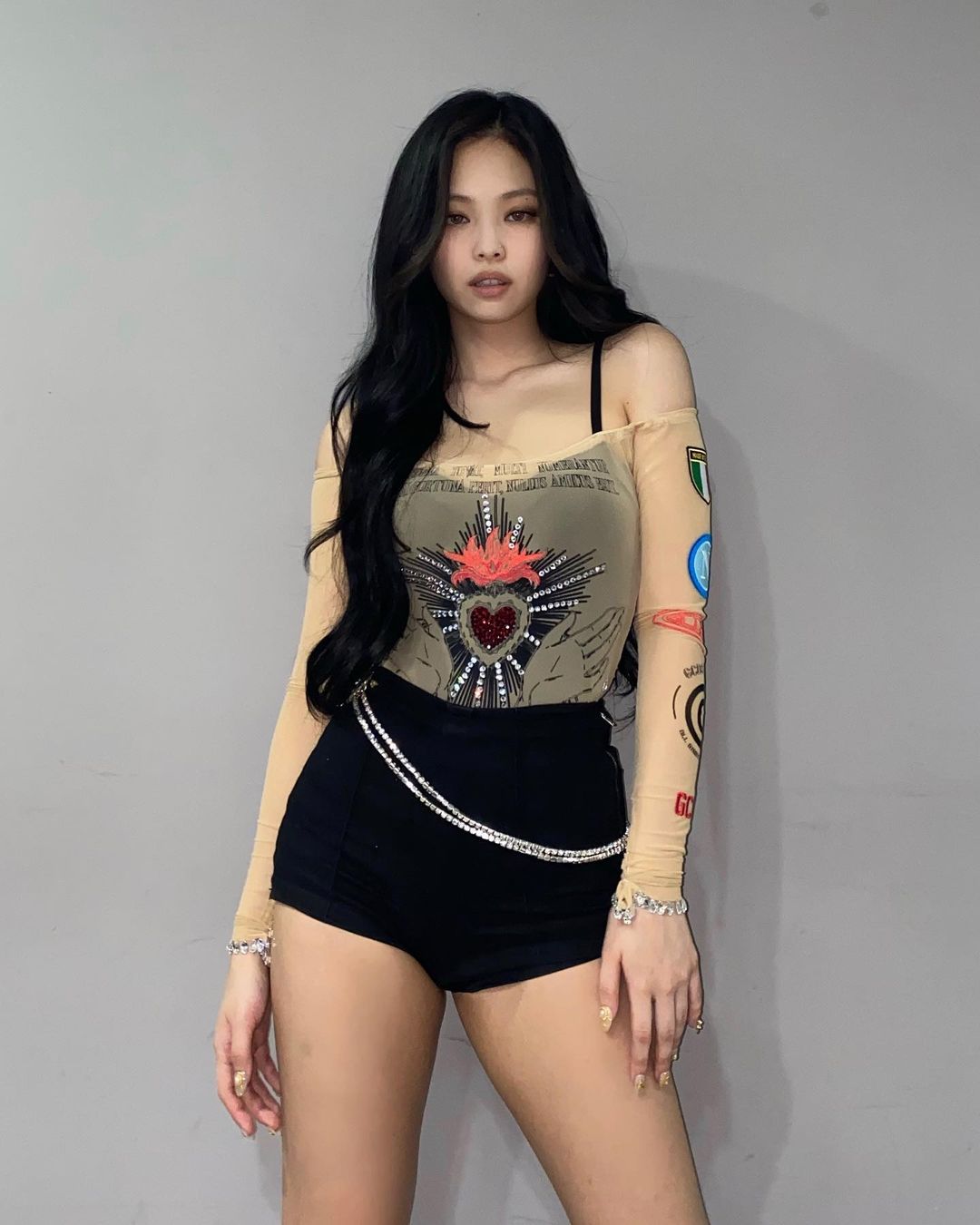Jennie đặc biệt chỗ này: Mỗi lần lên đồ khoe vai 90 độ sexy là làm fan thổn thức - Ảnh 3. Jennie đặc biệt chỗ này: Mỗi lần lên đồ khoe vai 90 độ sexy là làm fan thổn thức - Ảnh 3.