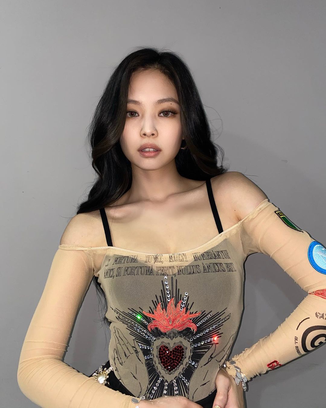Jennie đặc biệt chỗ này: Mỗi lần lên đồ khoe vai 90 độ sexy là làm fan thổn thức - Ảnh 4. Jennie đặc biệt chỗ này: Mỗi lần lên đồ khoe vai 90 độ sexy là làm fan thổn thức - Ảnh 4.