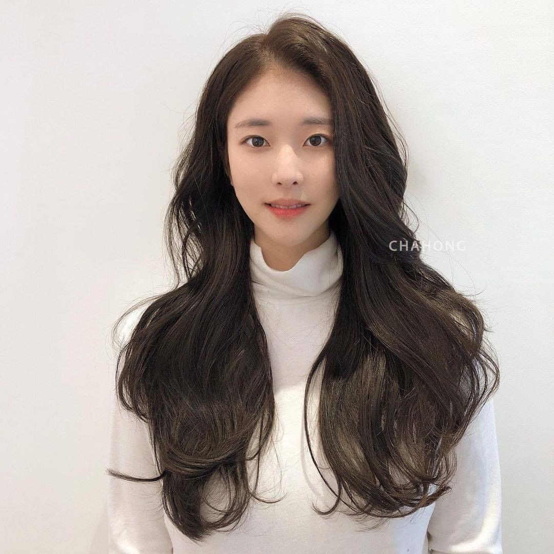 Bạn yêu thích kiểu tóc dài à? Hãy khám phá hình ảnh này để biết thêm về những kiểu tóc dài đang là trend tại Hàn Quốc, và thử ngay để có phong cách mới lạ hơn.