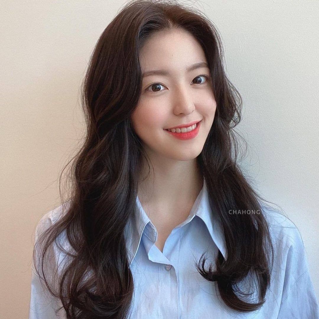 Bạn muốn biến hóa với kiểu tóc dài theo phong cách Hàn Quốc? Hãy cùng tham khảo những trend tóc dài đang được ưa chuộng và làm đẹp cho bạn trở nên quyến rũ hơn.