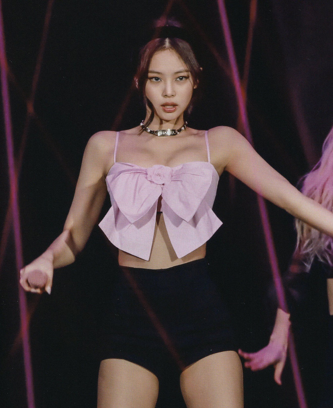 Jennie đặc biệt chỗ này: Mỗi lần lên đồ khoe vai 90 độ sexy là làm fan thổn thức - Ảnh 8. Jennie đặc biệt chỗ này: Mỗi lần lên đồ khoe vai 90 độ sexy là làm fan thổn thức - Ảnh 8.