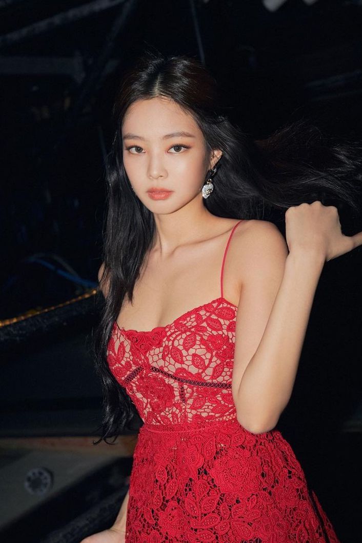 Jennie đặc biệt chỗ này: Mỗi lần lên đồ khoe vai 90 độ sexy là làm fan thổn thức - Ảnh 6. Jennie đặc biệt chỗ này: Mỗi lần lên đồ khoe vai 90 độ sexy là làm fan thổn thức - Ảnh 6.