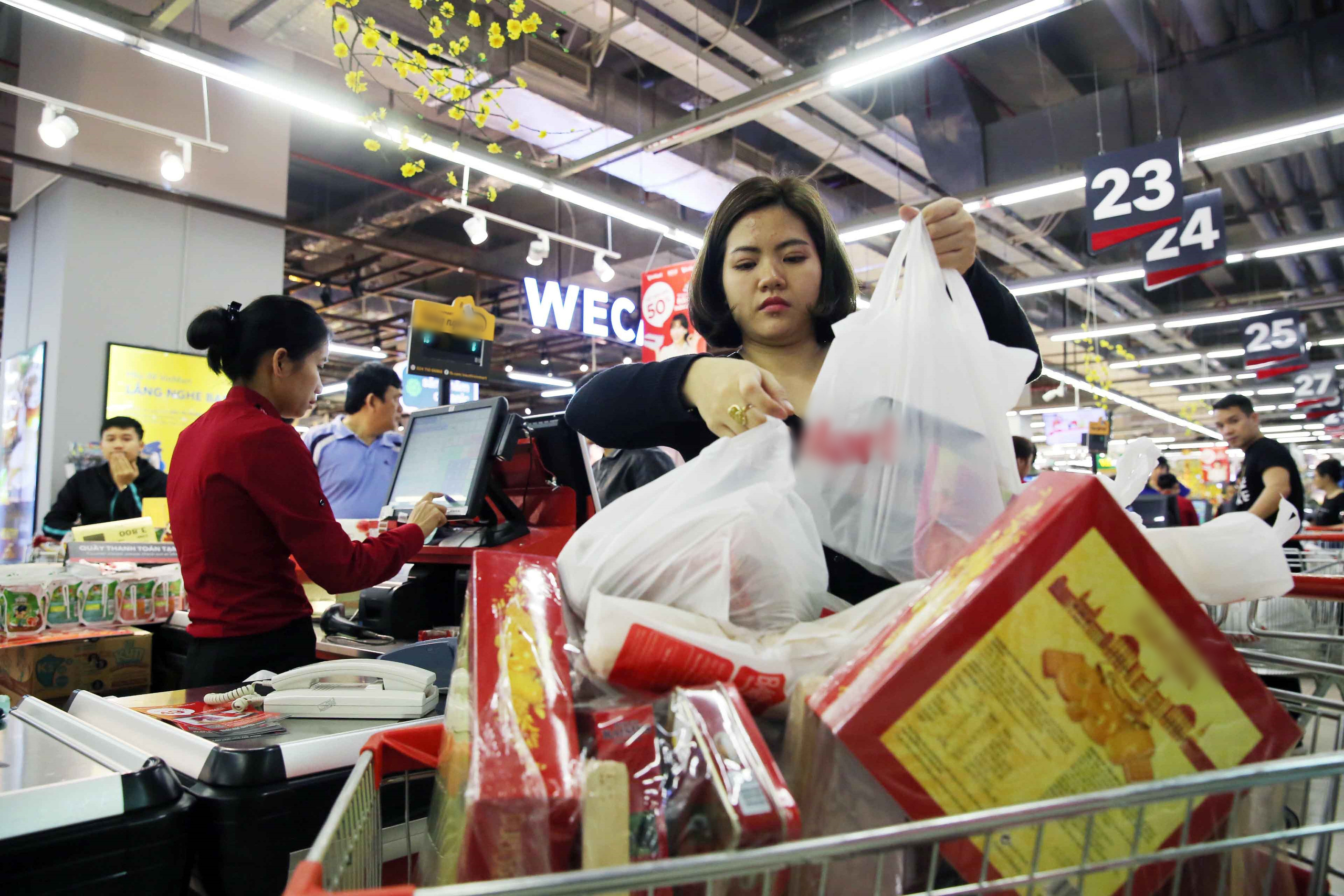 Đang yên đang lành tự nhiên Tết - Ảnh 2.