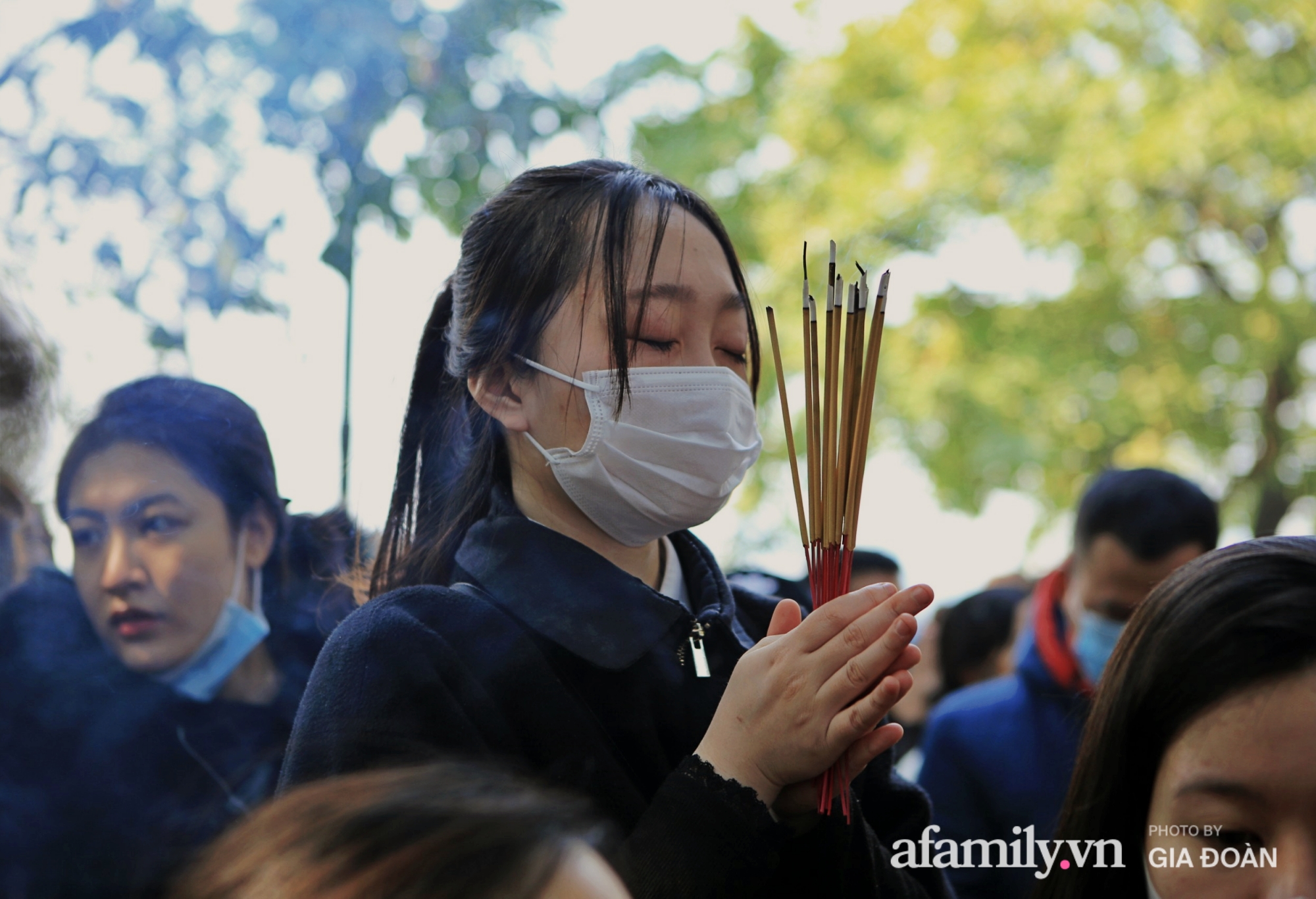 Ảnh: Người Hà Nội tranh thủ trưa nắng đẹp đi lễ, Phủ Tây Hồ "thất thủ" ngày mùng 1 cuối cùng trong năm Canh Tý - Ảnh 7. Ảnh: Người Hà Nội tranh thủ trưa nắng đẹp đi lễ, Phủ Tây Hồ "thất thủ" ngày mùng 1 cuối cùng trong năm Canh Tý - Ảnh 7.